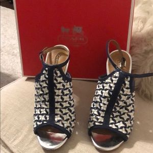 Coach Leela heel